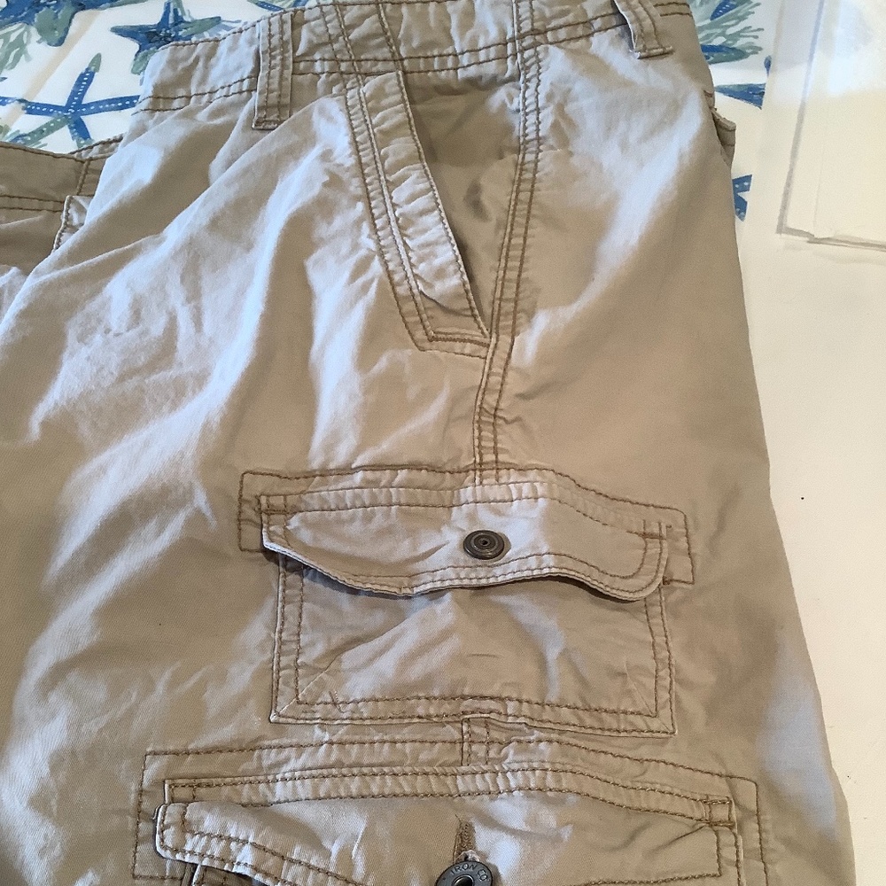 Lightweight khaki cargo shorts